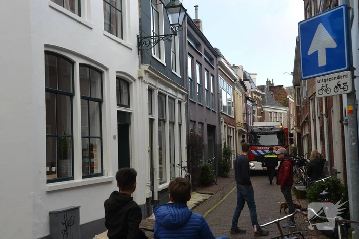 Brandweer onderzoekt mogelijke gaslucht in woning