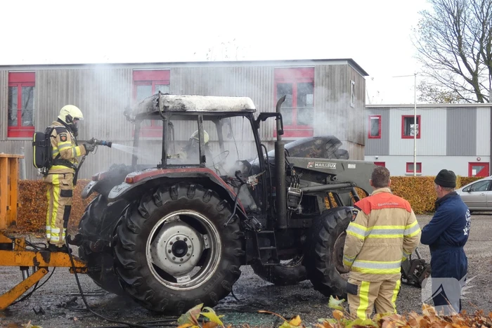 Tractor brandt volledig uit