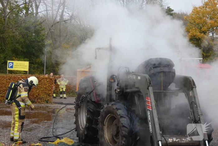 Tractor brandt volledig uit
