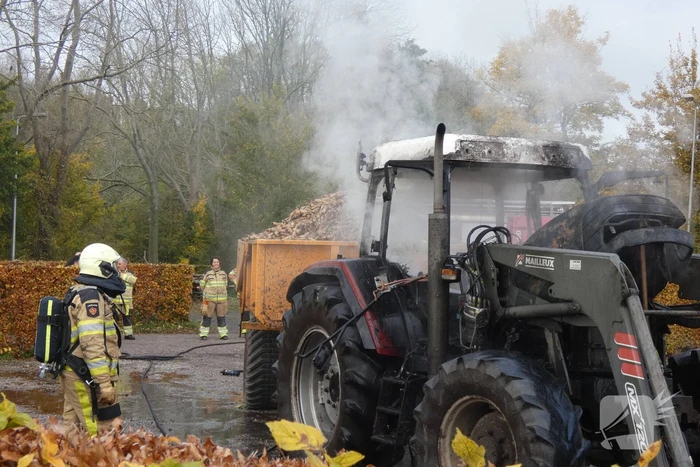 Tractor brandt volledig uit