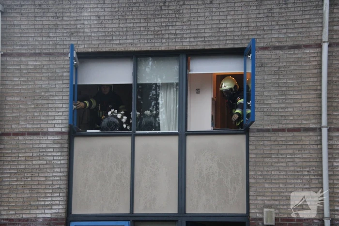 Brandweer ventileert na woningbrand