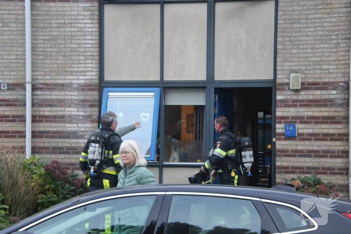 Brandweer ventileert na woningbrand
