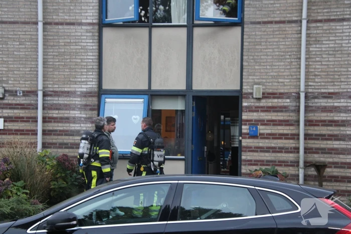 Brandweer ventileert na woningbrand
