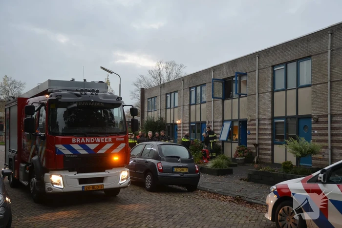 Brandweer ventileert na woningbrand