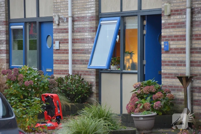 Brandweer ventileert na woningbrand