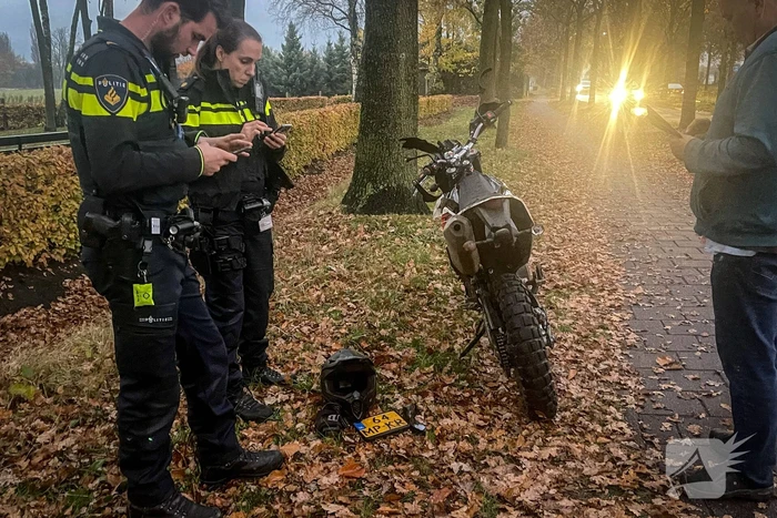 Crossmotor komt in botsing met personenauto
