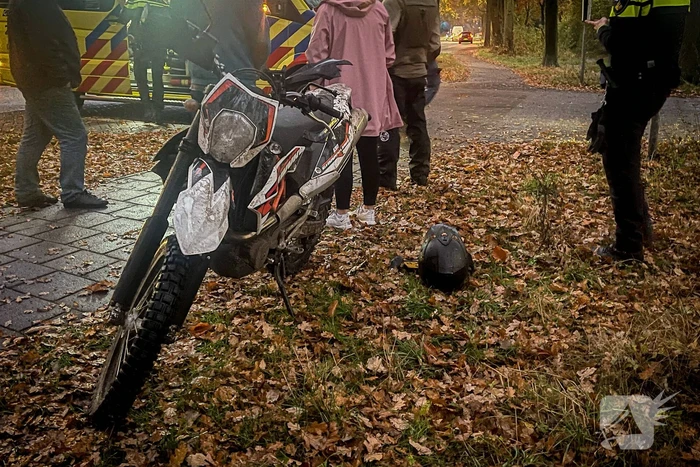 Crossmotor komt in botsing met personenauto