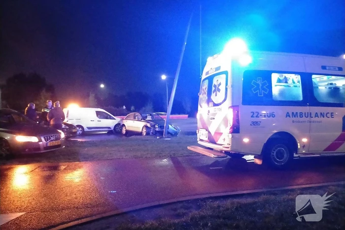 Automobilist botst met voertuig tegen lantaarnpaal