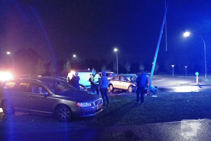 Automobilist botst met voertuig tegen lantaarnpaal