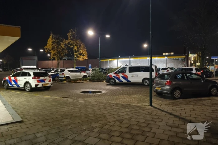 Politie in kogelwerende vesten treden flatwoning binnen