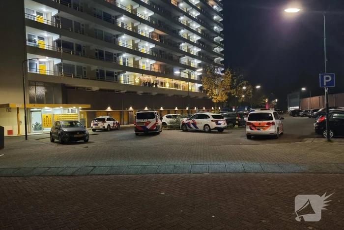 Politie in kogelwerende vesten treden flatwoning binnen