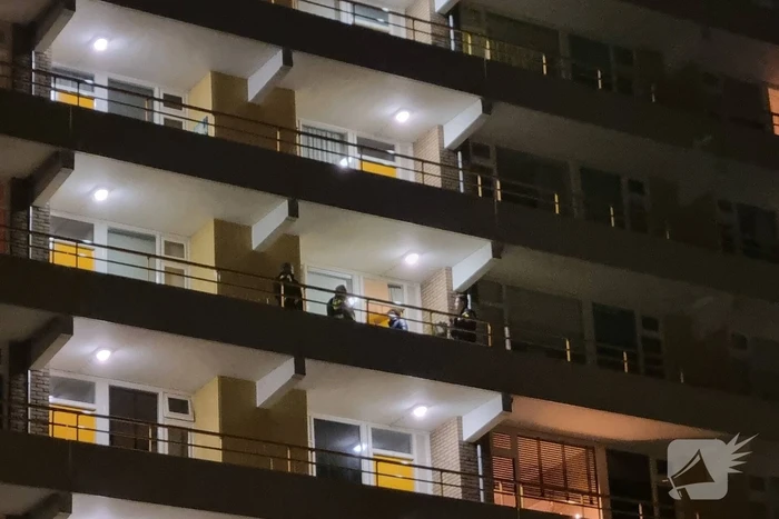 Politie in kogelwerende vesten treden flatwoning binnen