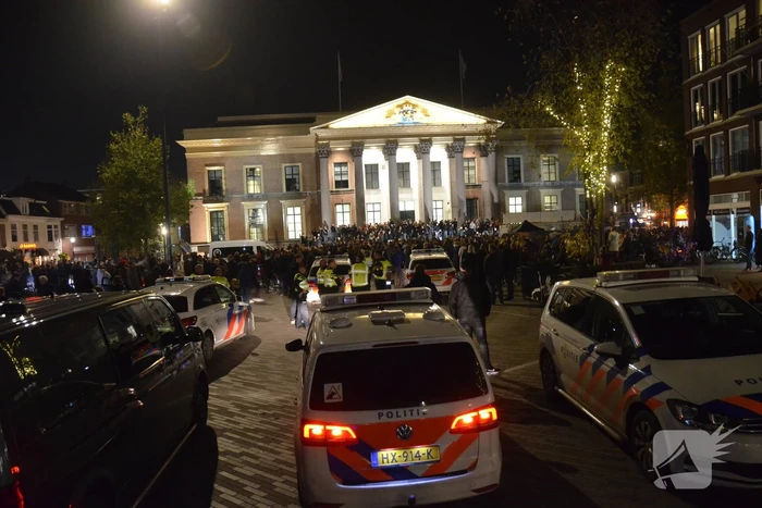 Honderden kroeggangers op straat door sluiting kroegen