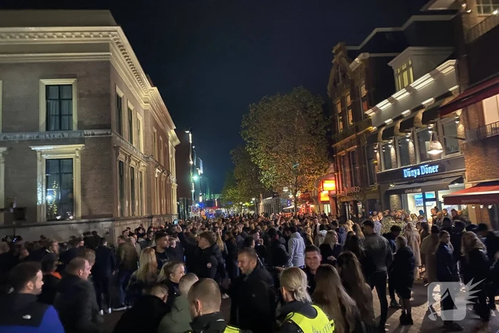 Honderden kroeggangers op straat door sluiting kroegen