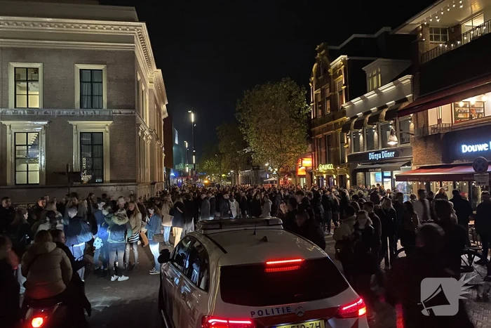Honderden kroeggangers op straat door sluiting kroegen