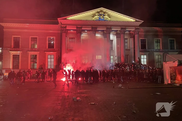 Honderden kroeggangers op straat door sluiting kroegen