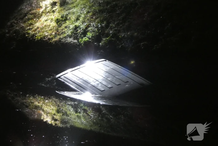 Bestelbus belandt in water