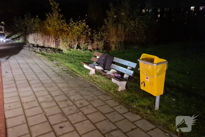 Brandweer zoekt naar persoon te water na aantreffen kleding