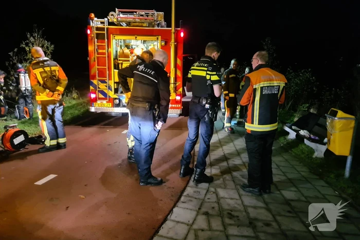 Brandweer zoekt naar persoon te water na aantreffen kleding