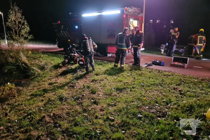 Brandweer zoekt naar persoon te water na aantreffen kleding