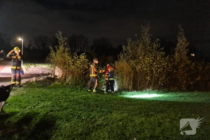Brandweer zoekt naar persoon te water na aantreffen kleding
