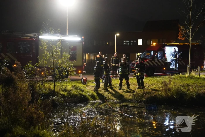 Brandweer zoekt naar persoon te water na aantreffen kleding
