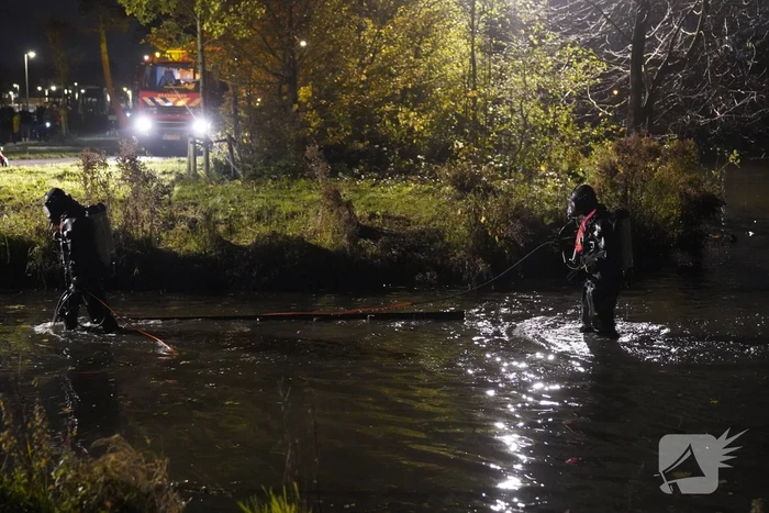 Brandweer zoekt naar persoon te water na aantreffen kleding