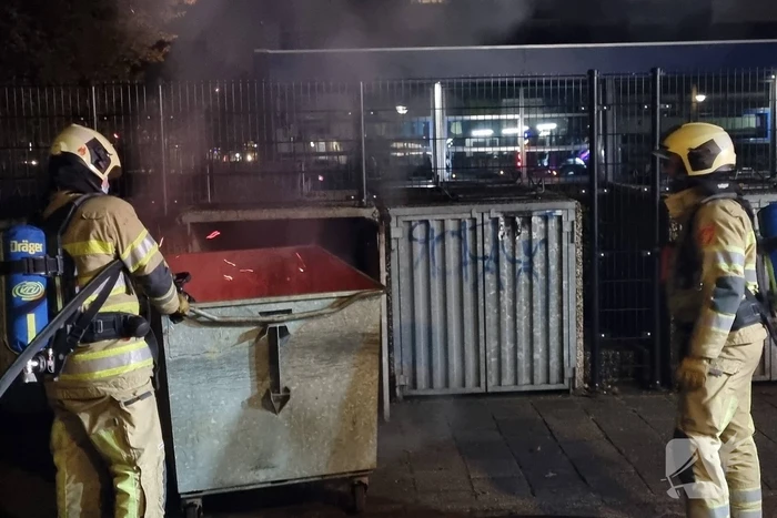 Brandweer blust brand in container