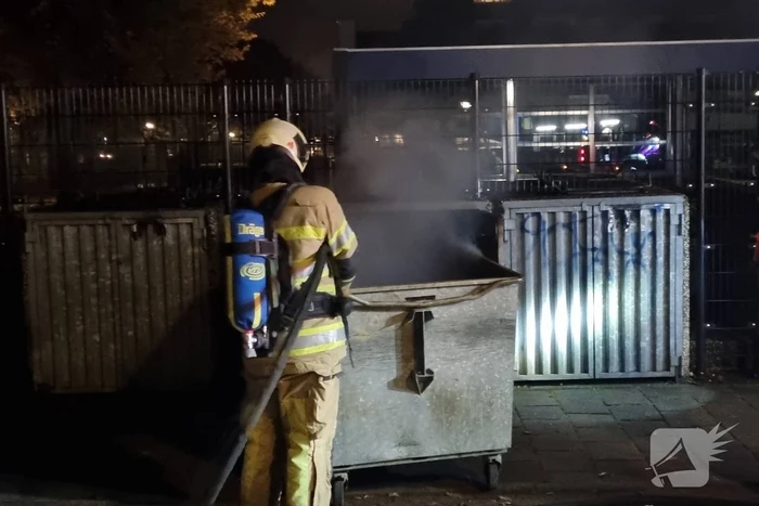 Brandweer blust brand in container