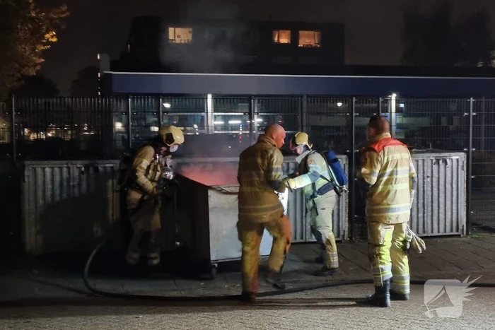 Brandweer blust brand in container