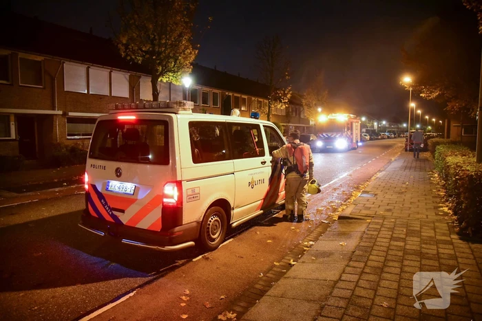Man ruikt gaslucht tijdens uitlaten van hond
