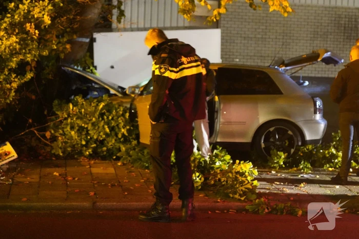 Personenauto botst tegen lantaarnpaal