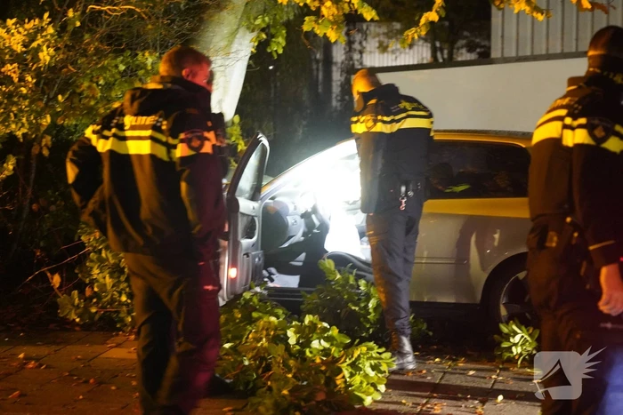 Personenauto botst tegen lantaarnpaal