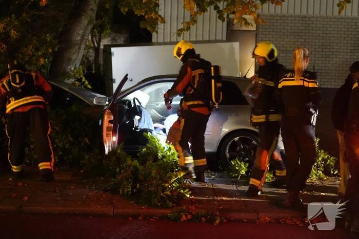Personenauto botst tegen lantaarnpaal