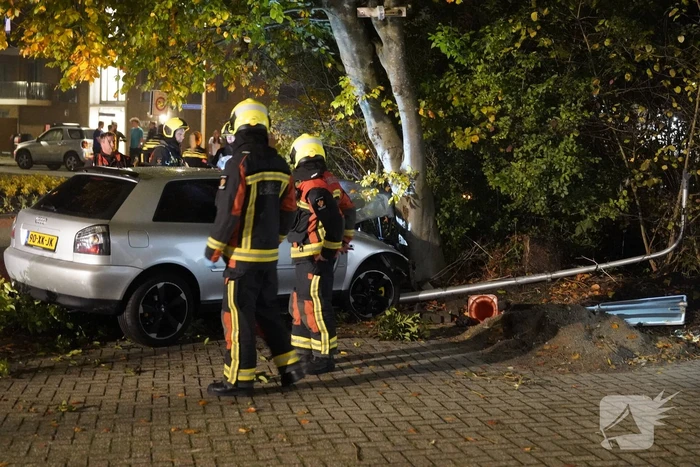 Personenauto botst tegen lantaarnpaal
