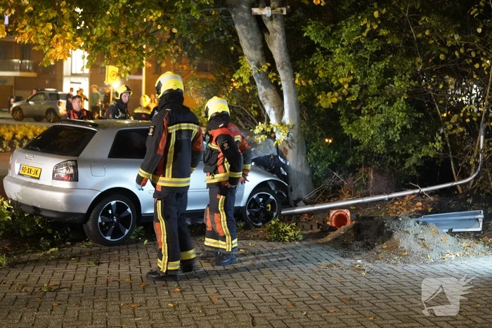 Personenauto botst tegen lantaarnpaal
