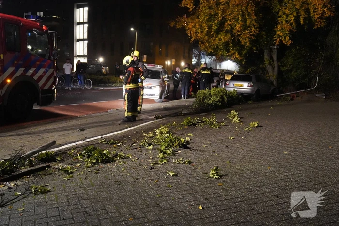 Personenauto botst tegen lantaarnpaal