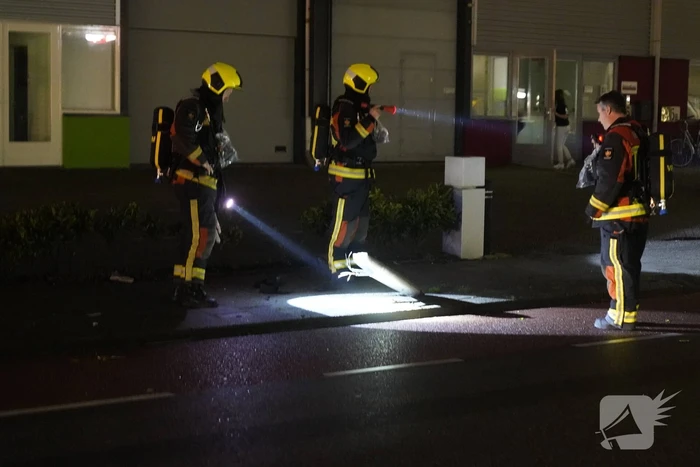 Personenauto botst tegen lantaarnpaal