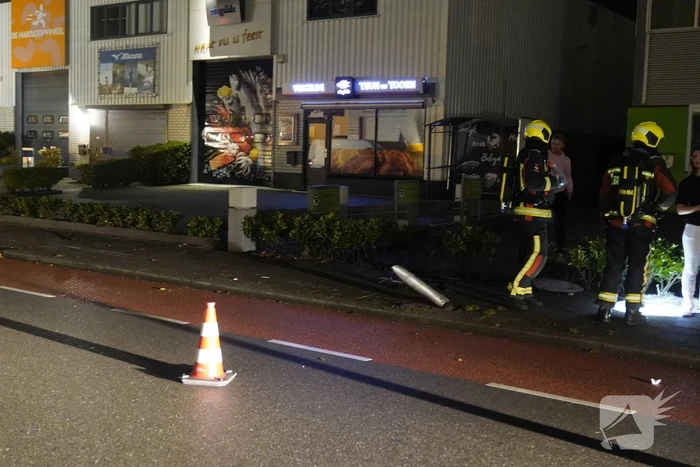Personenauto botst tegen lantaarnpaal
