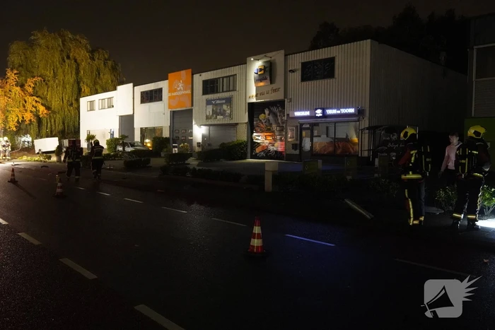 Personenauto botst tegen lantaarnpaal