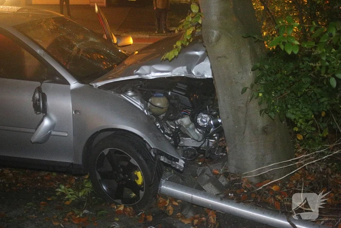 Personenauto botst tegen lantaarnpaal