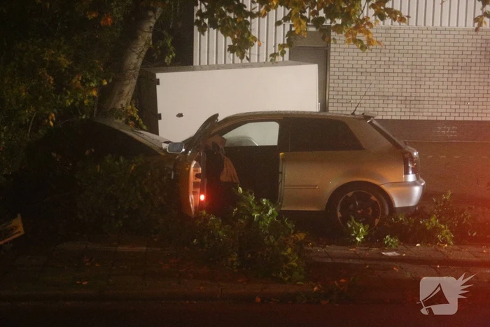 Personenauto botst tegen lantaarnpaal
