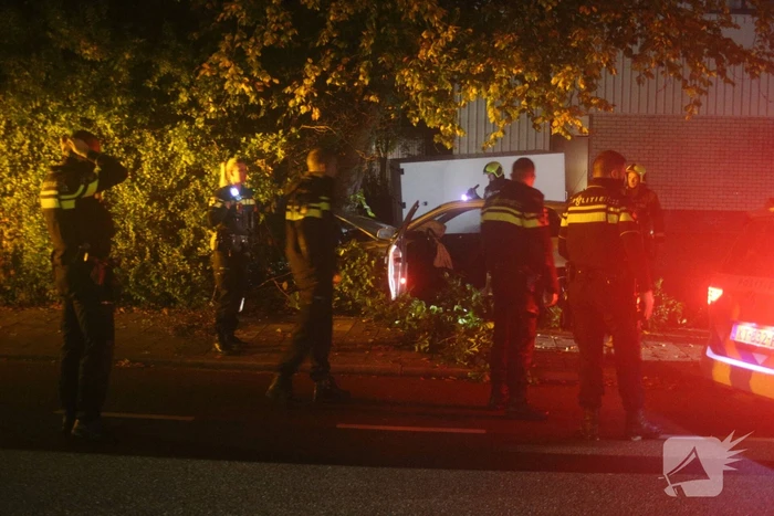 Personenauto botst tegen lantaarnpaal