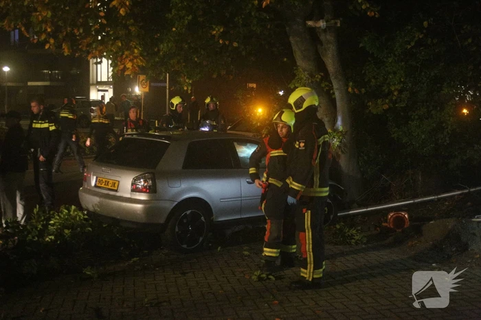 Personenauto botst tegen lantaarnpaal