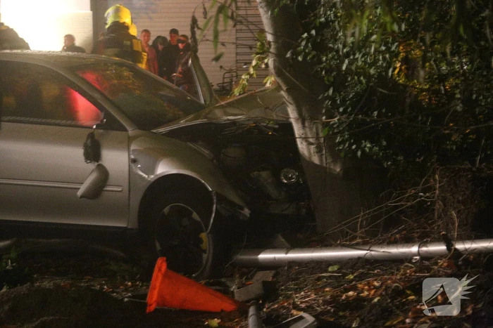 Personenauto botst tegen lantaarnpaal