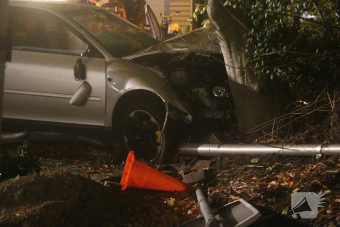 Personenauto botst tegen lantaarnpaal