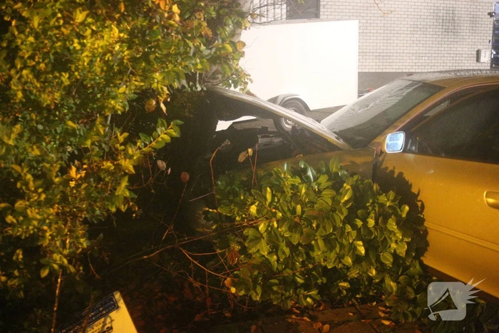 Personenauto botst tegen lantaarnpaal