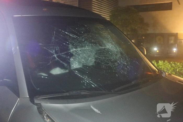 Personenauto botst tegen lantaarnpaal