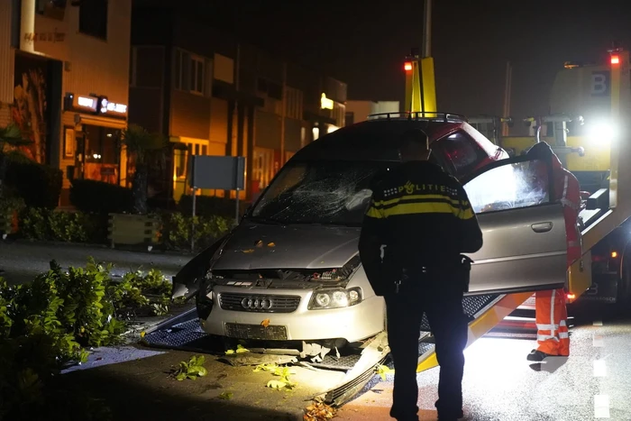 Personenauto botst tegen lantaarnpaal