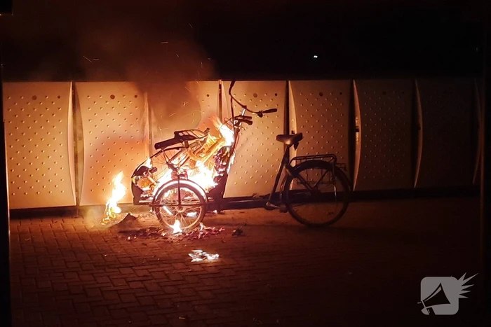 Bakfiets uitgebrand bij station